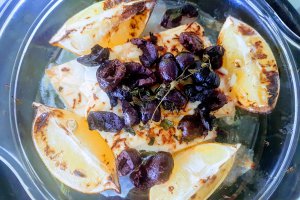 Menemen (ghiveci de legume) cu branza Feta coapta cu lamaie si masline