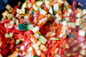 Menemen (ghiveci de legume) cu branza Feta coapta cu lamaie si masline