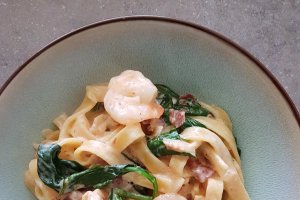 Tagliatelle in sos cremos de smantana cu bacon si creveti
