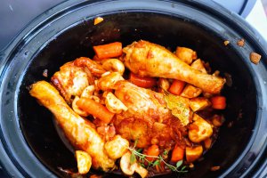 Pui in sos de vin rosu cu piure de cartofi cu unt brun si salvie si 3 feluri de branza (Slow Cooker)