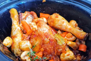 Pui in sos de vin rosu cu piure de cartofi cu unt brun si salvie si 3 feluri de branza (Slow Cooker)