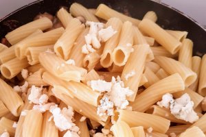 Rigatoni cu branza albastra, ciuperci si cabanos