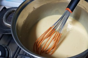 Desert tort Medovik cu visine si nuca