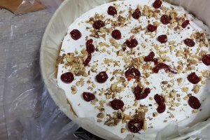 Desert tort Medovik cu visine si nuca