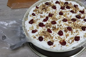 Desert tort Medovik cu visine si nuca