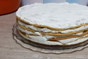 Desert tort Medovik cu visine si nuca