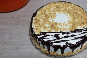 Desert tort Medovik cu visine si nuca