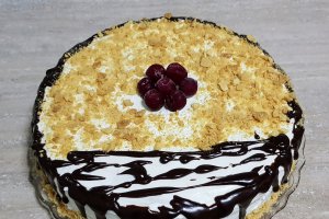 Desert tort Medovik cu visine si nuca