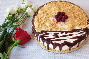 Desert tort Medovik cu visine si nuca
