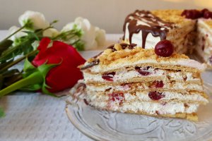 Desert tort Medovik cu visine si nuca