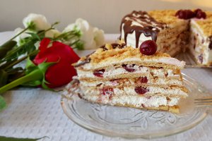 Desert tort Medovik cu visine si nuca