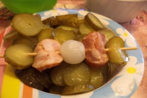 Duo de fasole boabe cu frigarui de muraturi si carnati taranesti