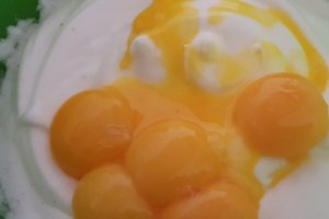 Desert prajitura insiropata cu ciocolata si crema de mascarpone