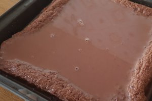 Desert prajitura insiropata cu ciocolata si crema de mascarpone