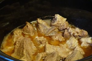 Carne de vita cu sos picant la slow cooker Crock-Pot