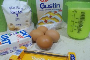 Desert prajitura cu crema de vanilie si blat cu cacao