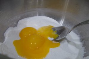 Desert prajitura cu crema de vanilie si blat cu cacao
