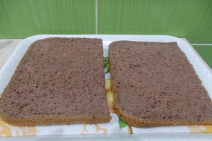 Desert prajitura cu crema de vanilie si blat cu cacao