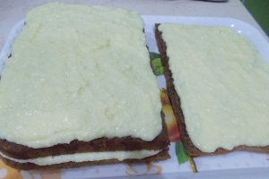 Desert prajitura cu crema de vanilie si blat cu cacao