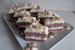 Desert prajitura cu crema de vanilie si blat cu cacao