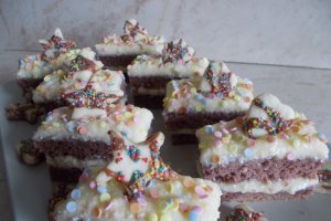Desert prajitura cu crema de vanilie si blat cu cacao