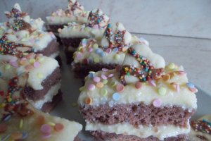 Desert prajitura cu crema de vanilie si blat cu cacao
