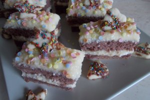Desert prajitura cu crema de vanilie si blat cu cacao