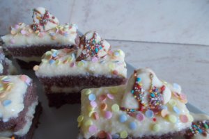 Desert prajitura cu crema de vanilie si blat cu cacao