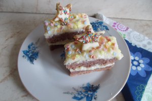 Desert prajitura cu crema de vanilie si blat cu cacao