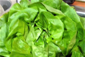 Ciorba de salata verde cu carnati  si parmezan