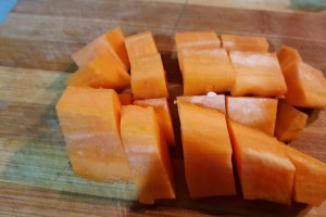 Ciorba de salata verde cu carnati  si parmezan