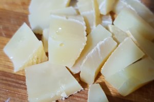Ciorba de salata verde cu carnati  si parmezan