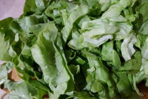 Ciorba de salata verde cu carnati  si parmezan
