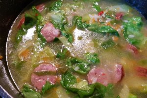 Ciorba de salata verde cu carnati  si parmezan