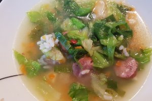 Ciorba de salata verde cu carnati  si parmezan