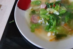 Ciorba de salata verde cu carnati  si parmezan