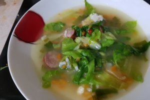 Ciorba de salata verde cu carnati  si parmezan