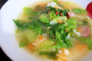Ciorba de salata verde cu carnati  si parmezan