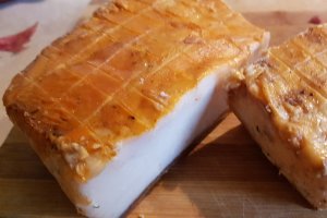 Slanina afumata de mangalita, fiarta cu usturoi si boia