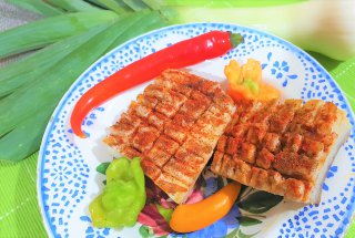 Slanina afumata de mangalita, fiarta cu usturoi si boia