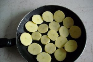 Aperitiv omleta cu cartofi, salam si cascaval
