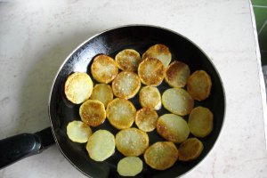 Aperitiv omleta cu cartofi, salam si cascaval
