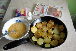 Aperitiv omleta cu cartofi, salam si cascaval