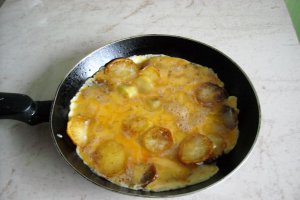Aperitiv omleta cu cartofi, salam si cascaval