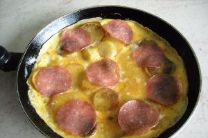 Aperitiv omleta cu cartofi, salam si cascaval