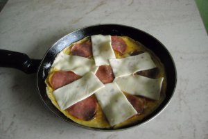 Aperitiv omleta cu cartofi, salam si cascaval