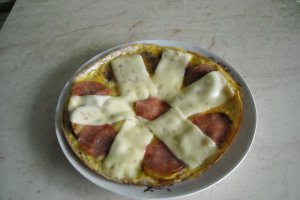 Aperitiv omleta cu cartofi, salam si cascaval