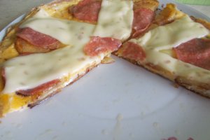 Aperitiv omleta cu cartofi, salam si cascaval