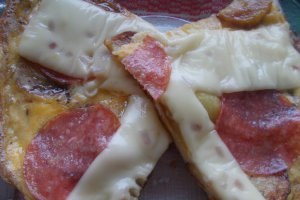 Aperitiv omleta cu cartofi, salam si cascaval