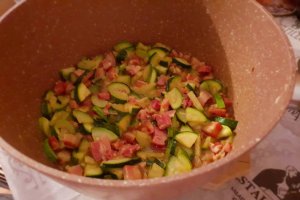 Dovlecei zucchini cu ciolan afumat si pancetta
